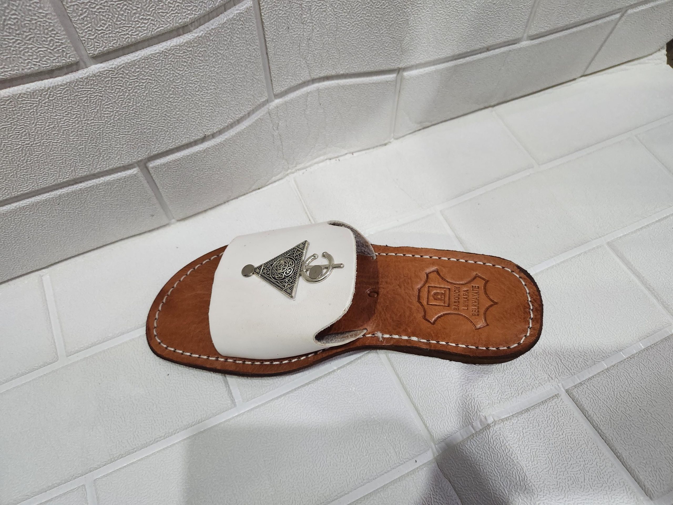 Handmade Moroccan White Leather Sandals – Silver Triangle Decor – Boho Flat Slippers For Women – Comfortable Ethnic Summer Slides – Ar