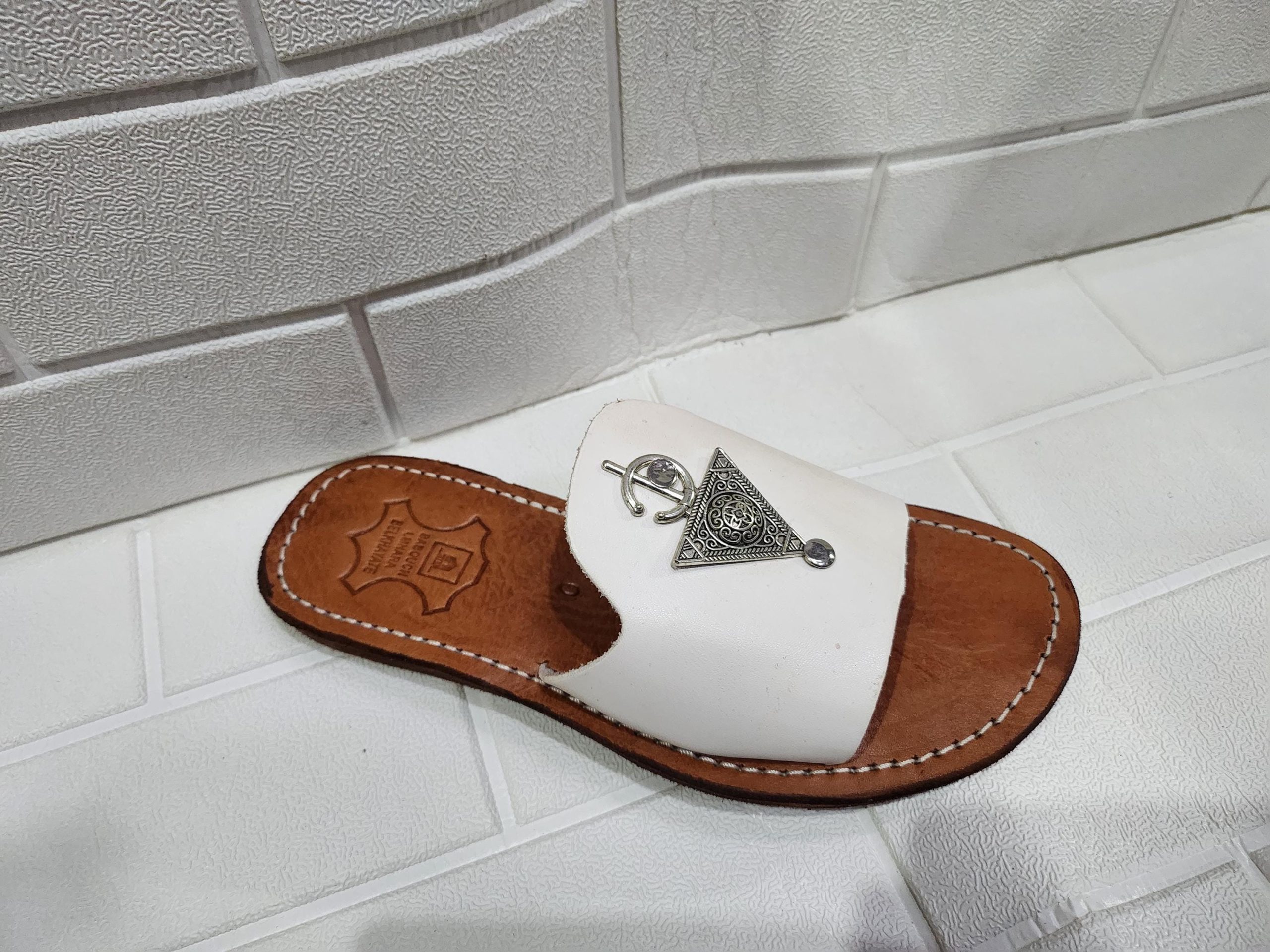 Handmade Moroccan White Leather Sandals – Silver Triangle Decor – Boho Flat Slippers For Women – Comfortable Ethnic Summer Slides – Ar